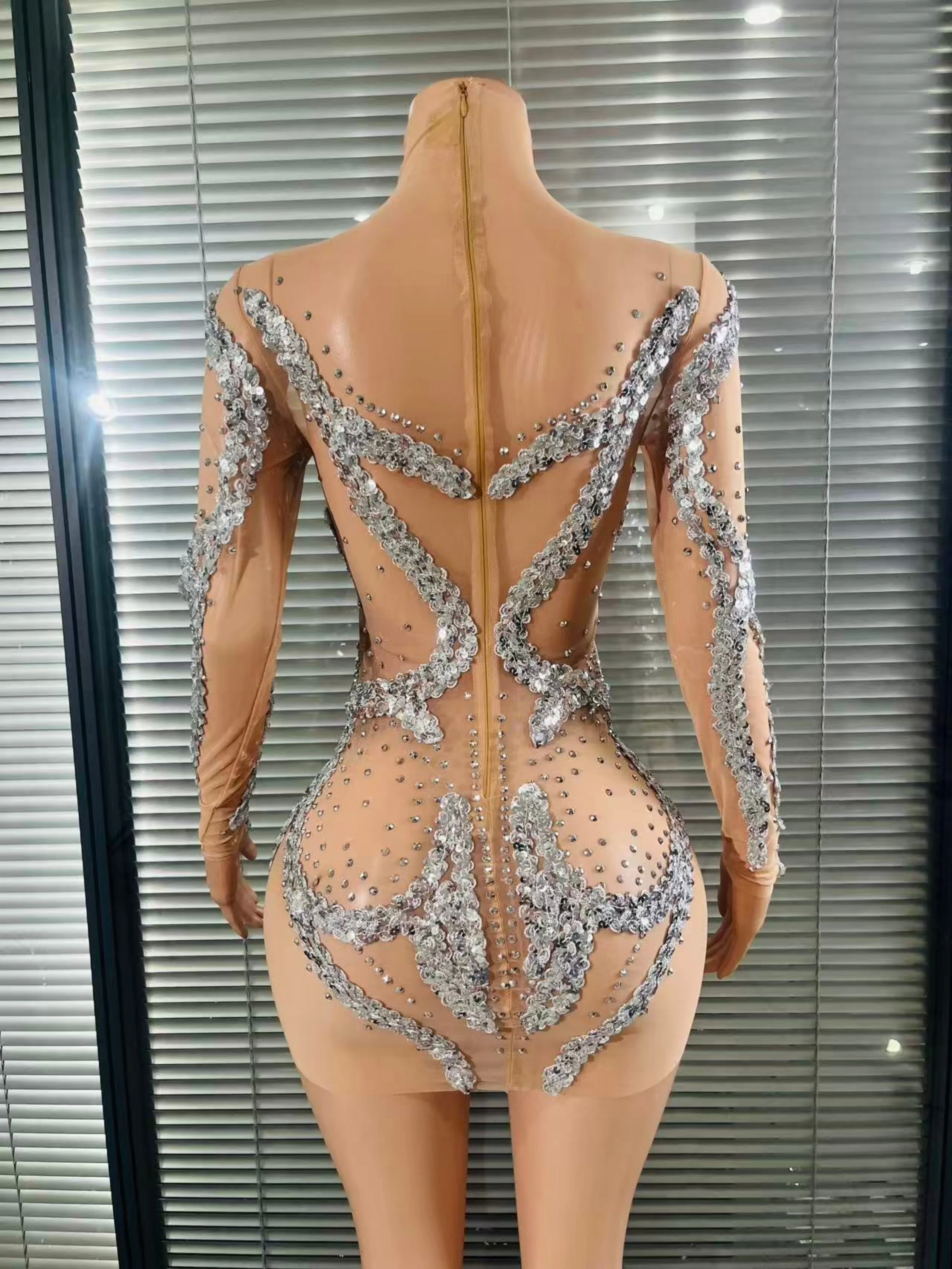 ชุดราตรีผ้าซีทรูหรูหราประดับเลื่อมสีเงินสำหรับงานพรอม งานเลี้ยงค็อกเทล และการแสดงบนเวที