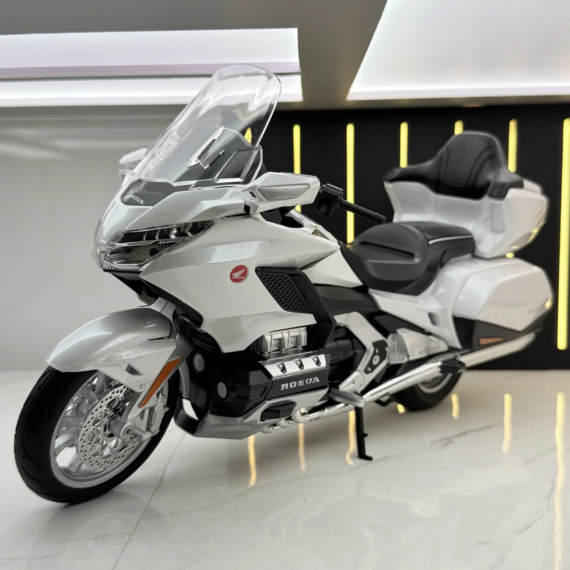 

1:9 GL1800 GOLDWING TOUR Alloy motorcycle shock-absorbing sound and light effects boys' toy car enthusiasts' collection