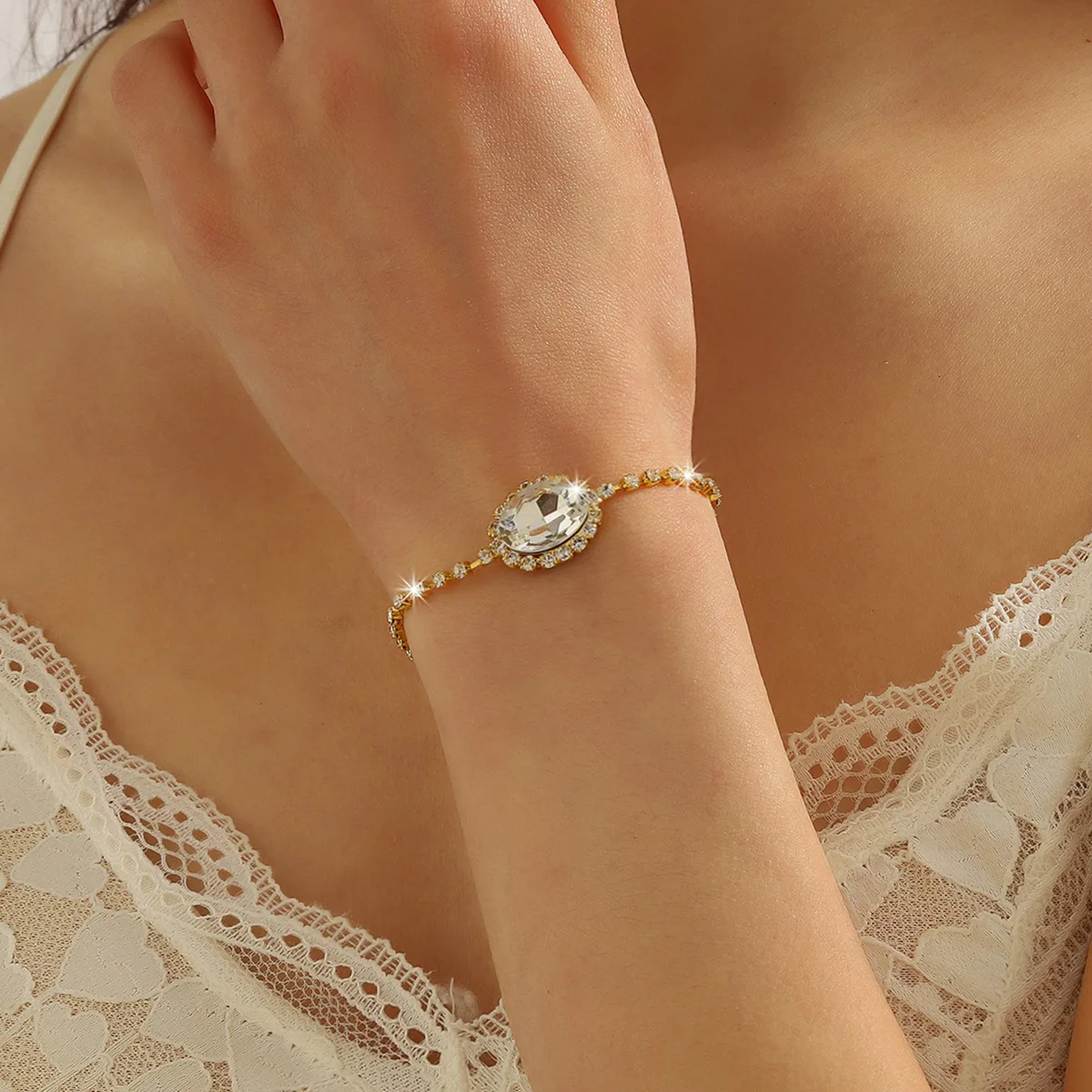 Xiaoxiangfeng simple and high-end super flash diamond-encrusted bracelet female niche design light luxury zircon hand jewelry wh