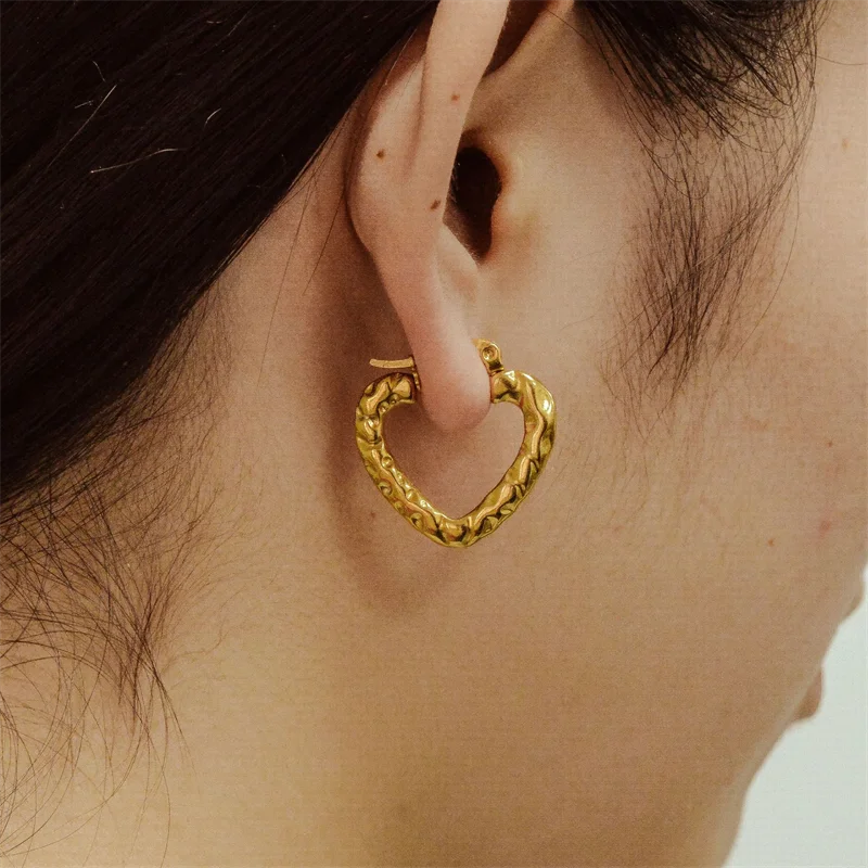 Stainless steel 18K gold heart-shaped earrings are fashionable and versatile, with a high-end feel