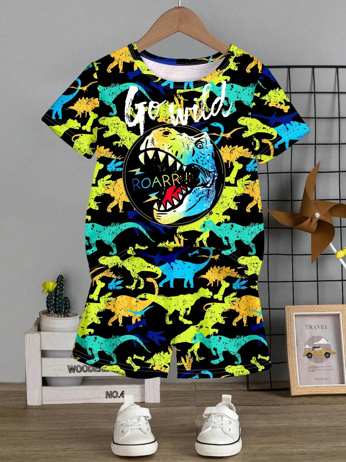 Young Boy Casual Simple Cartoon Dinosaur Pattern Short Sleeve Top And Shorts 2pcs Set, Suitable For Summer