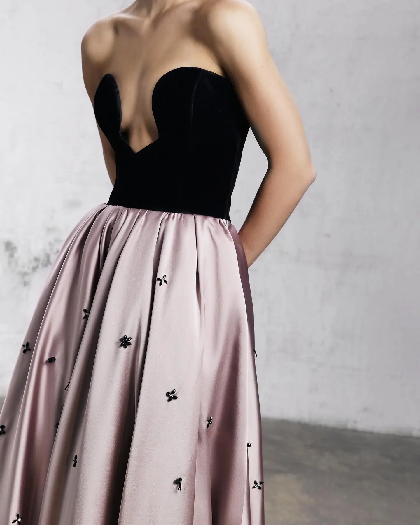 فستان سهرة أنيق بدون حمالات من الساتان موضة كريستال الأزهار التفتا ألف خط فساتين حفلات منتفخ التفتا طول الكاحل فستان الحفلات