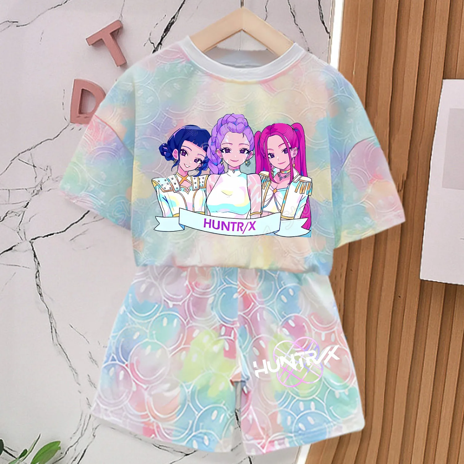 Neues KPOP Demon Hunters T-Shirt und Hosen Set Mädchen Sommerkleidung Kawaii Smiley-Gesicht Kurzarm-Outfits Kinder Tee Top Pyjamas Geschenk