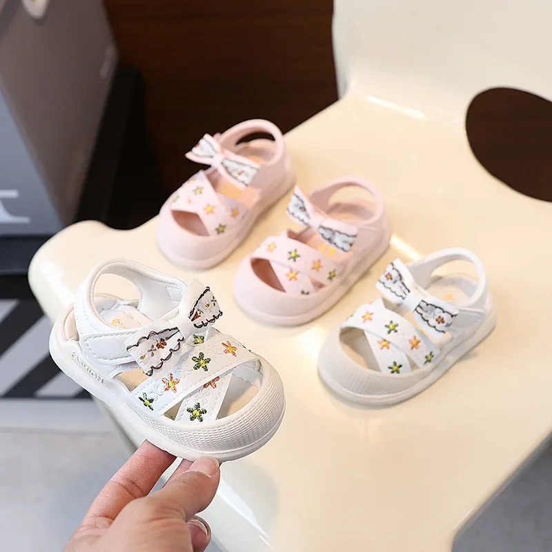

Удобная детская прогулочная обувь на мягкой подошве, бархатные сандалии для девочек, милые летние нескользящие детские туфли принцессы для отдыха с защитой от ударов