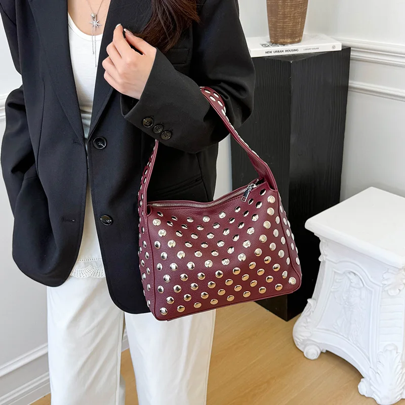 

Сумка с верхней ручкой и шипами 2025 года, женская сумочка в уличном стиле под мышками, городская сумка через плечо, острая сумка «день-ночь»