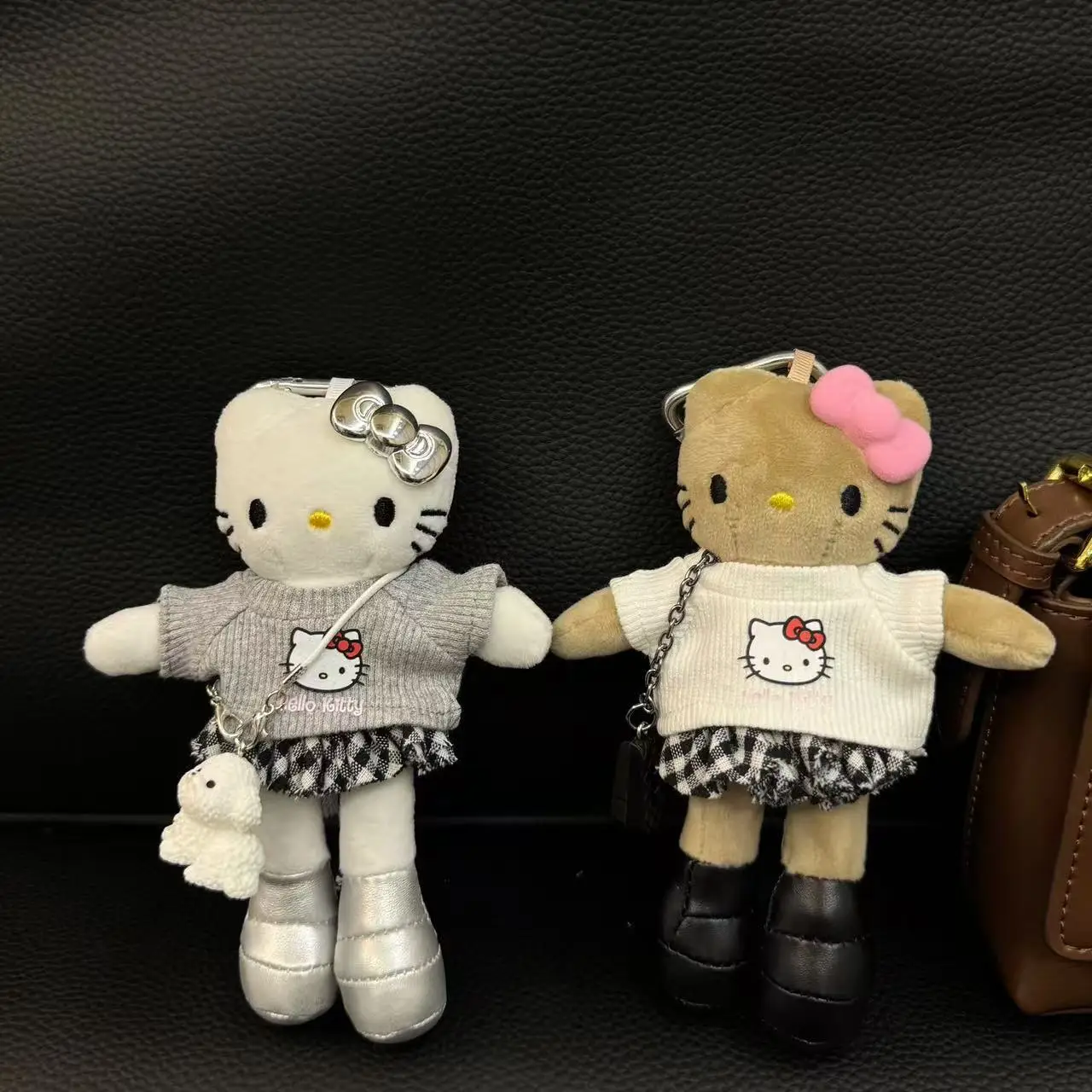 

Новая модель брелоков Hello Kitty: плюшевая кукла-брелок в виде доски для серфинга из черной кожи, подвеска для школьной сумки, мультяшный кулон для сумки