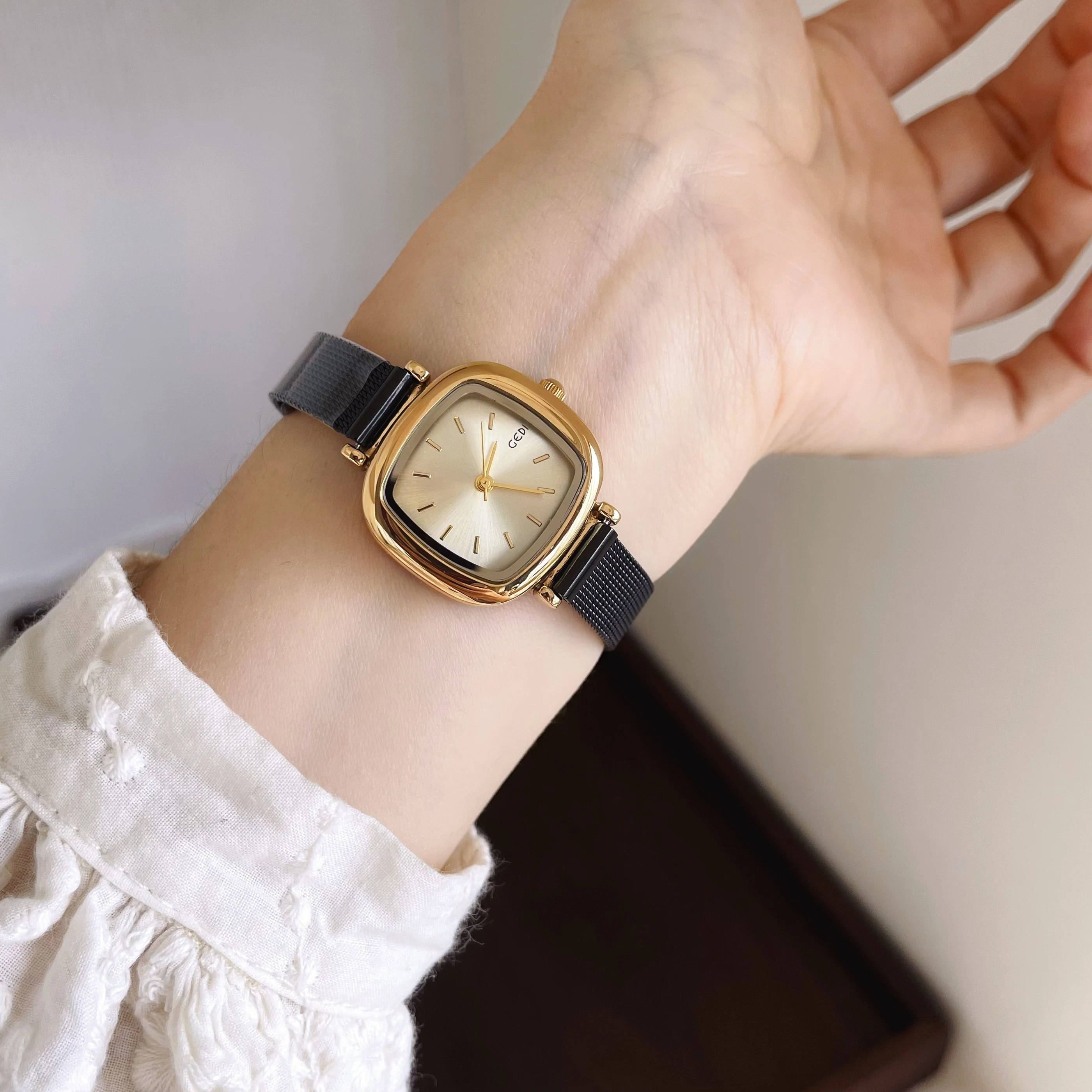 

Черно-золотые маленькие квадратные часы 2026: Новые женские ретро-часы с сетчатым ремешком, элегантные, люксовые, высококачественные кварцевые часы-аксессуар