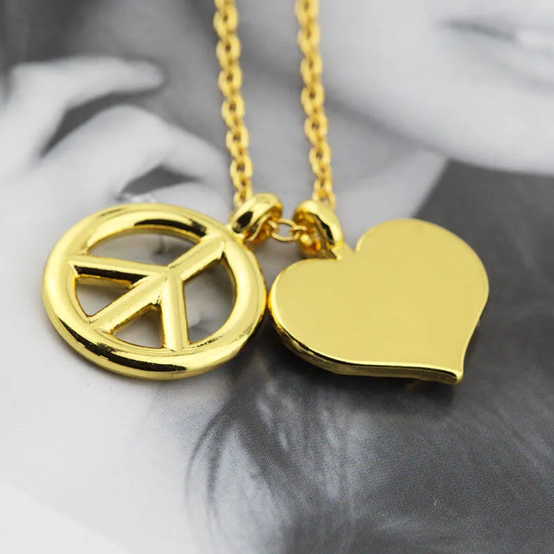 Anime JOJOS BIZARRE ADVENTURE Necklace Red Stone Of Aja Cosplay Pendant Necklace Chain Choker Necklaces Charms Jewelry Women Men