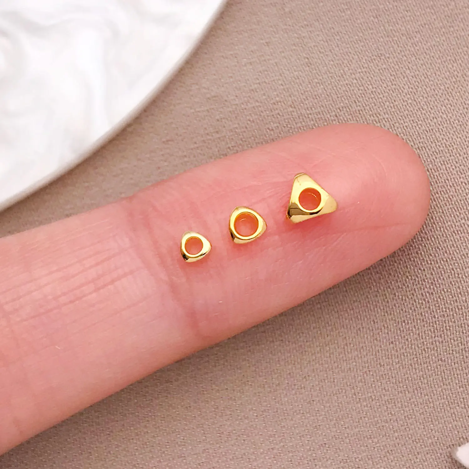 20 Stück/Lot dreieckige Perlen mit 18 Karat Vergoldung für DIY-Halsketten, Armbänder, Schmuckherstellung, Zubehör, Komponenten, Bastelbedarf – Detail 3