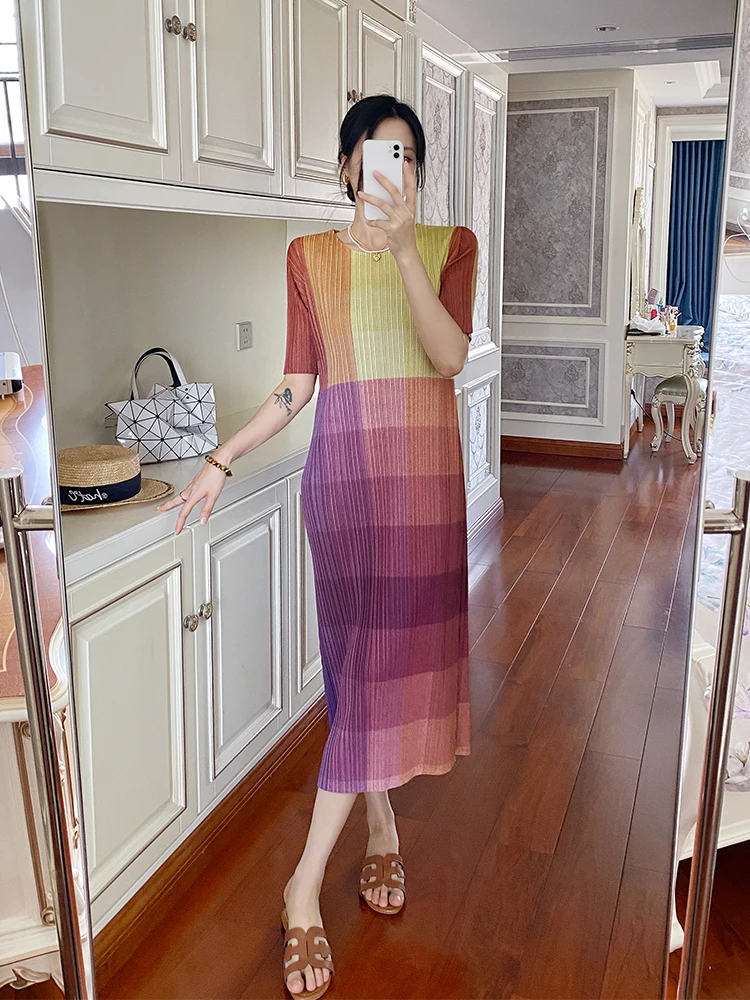

Miyake Pleated Summer Dress with Vacation Style Round Neck Straight Tube Gradient Checkered Print Short Sleeved Mid Length Skirt