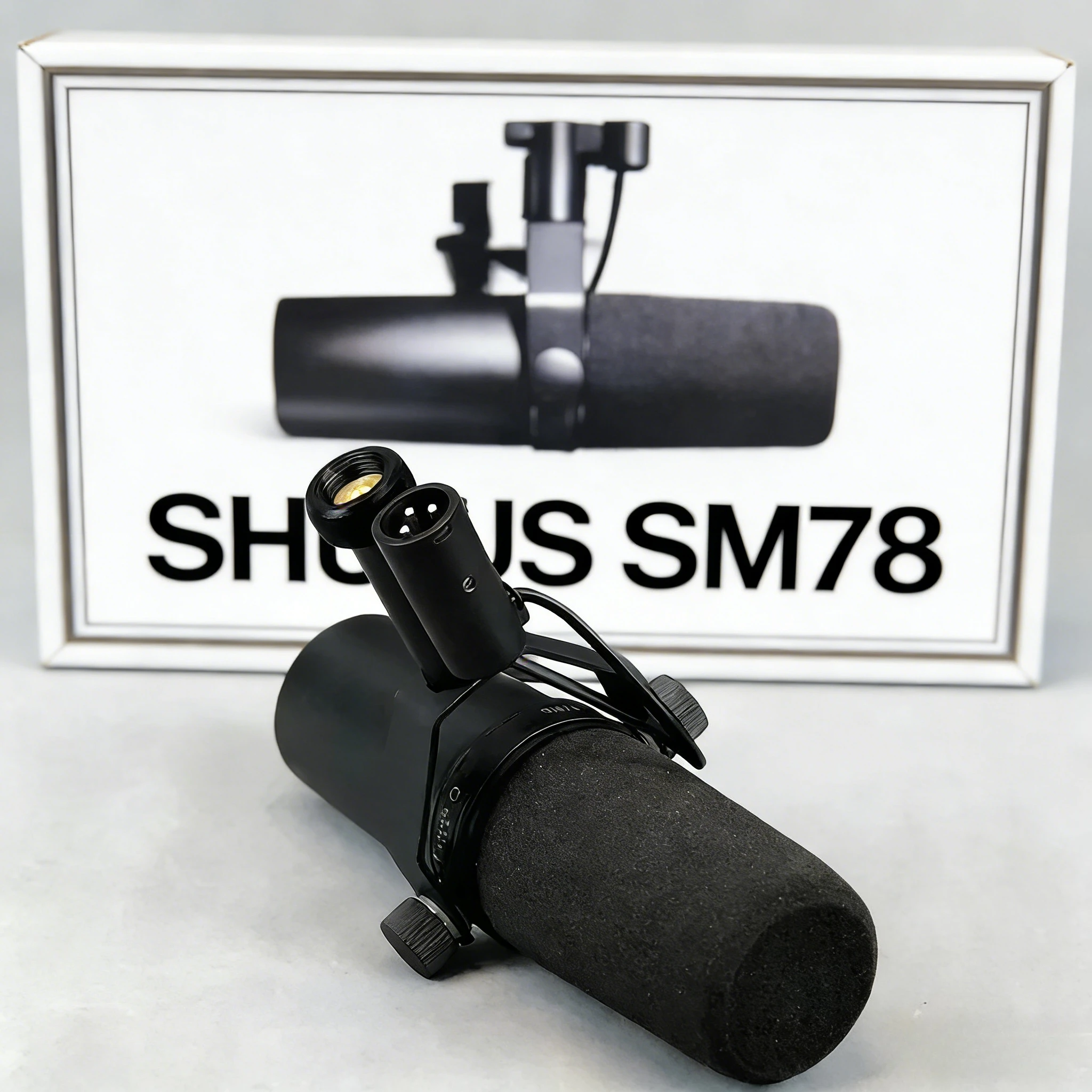 

Высококачественный динамический вокальный микрофон SM7B для подкастинга, записи и вещания с выбираемой частотной характеристикой и встроенным предусилителем.