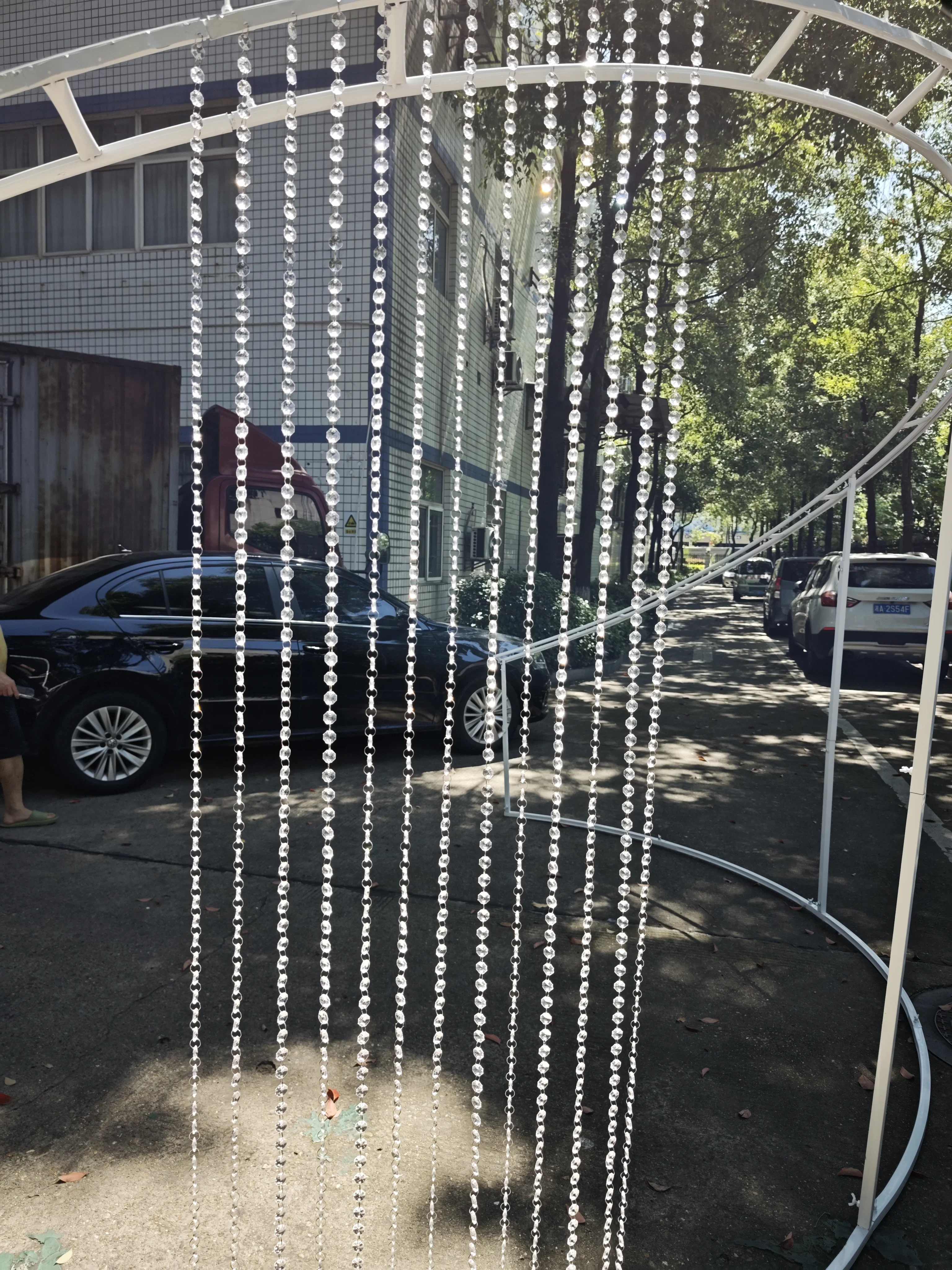 2-2,4m Höhenverstellbarer Hochzeitsbogen für Draußen, Gebogener Doppelring-Bühnenhintergrundständer, Blumenständer mit 150 Stück Achteckigen Perlen – Detail 5