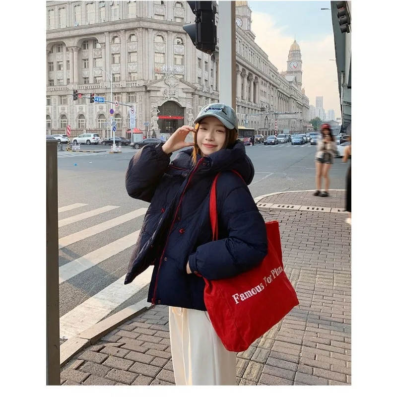 Nueva Chaqueta de algodón con capucha de invierno para mujer, Chaqueta de algodón ligera de lujo con diseño de nube, Parker grueso con capucha a la moda para mujer