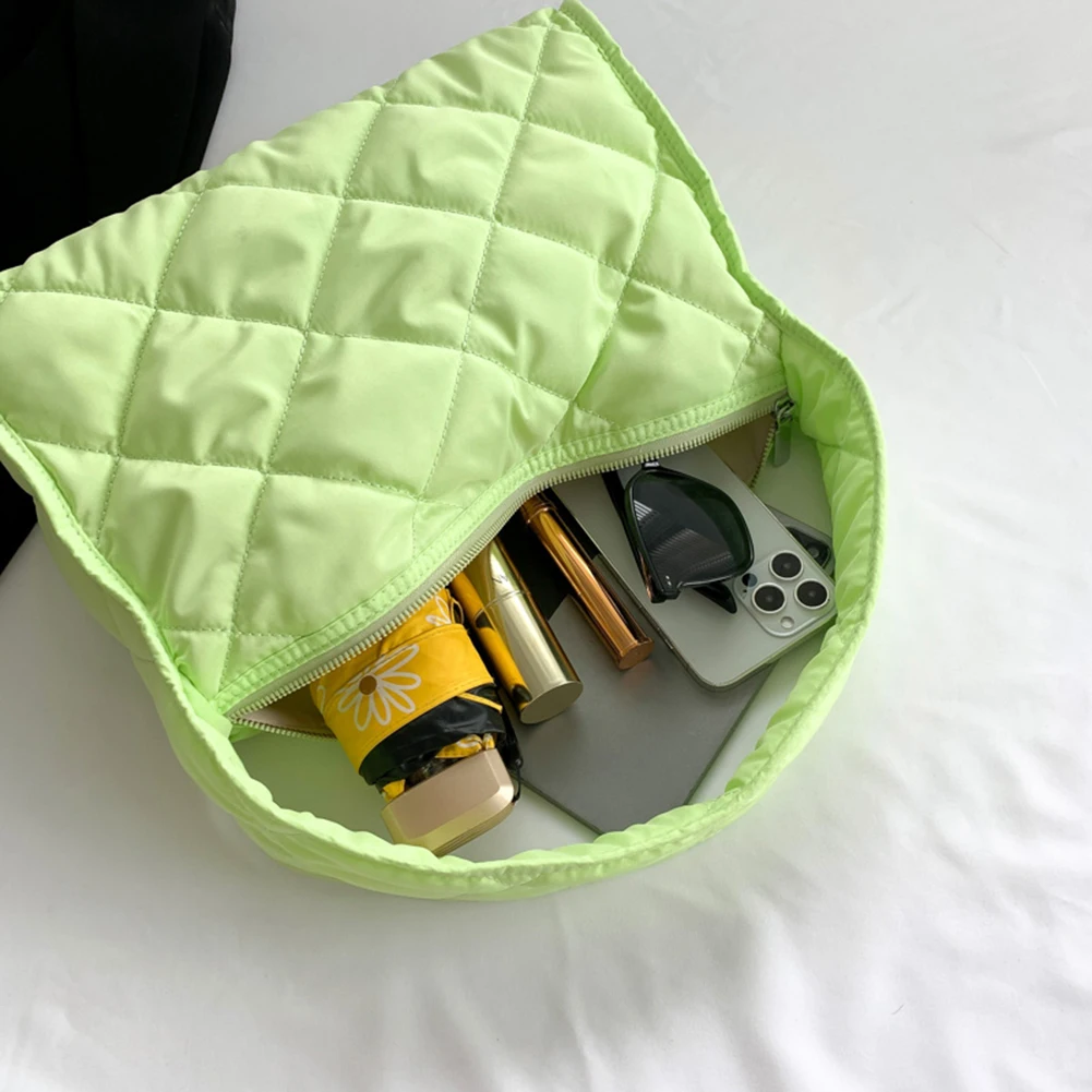 

Women Quilted Shoulder Bag Zipper Crescent Bag Large Capacity Fashion Lightweight Everyday Tote Bag