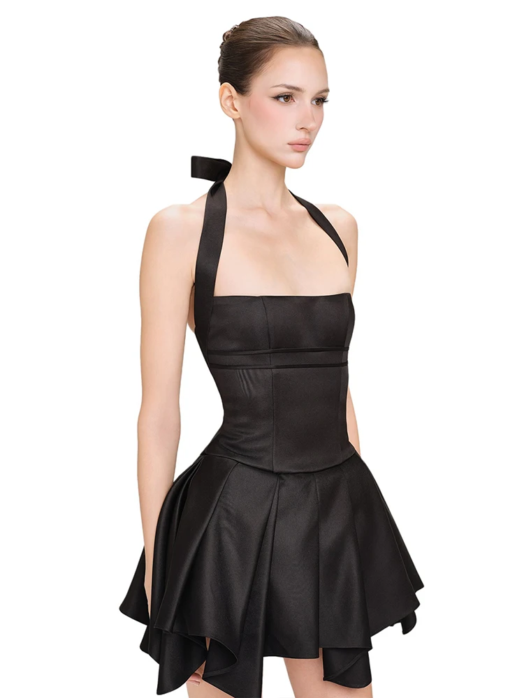 Elegancka, satynowa sukienka z nieregularnym dołem, wiązana na szyi, z bandażami, patchworkowa, klasyczna, szykowna, idealna na bankiet, imprezę, aktywność, dopasowana do sylwetki.