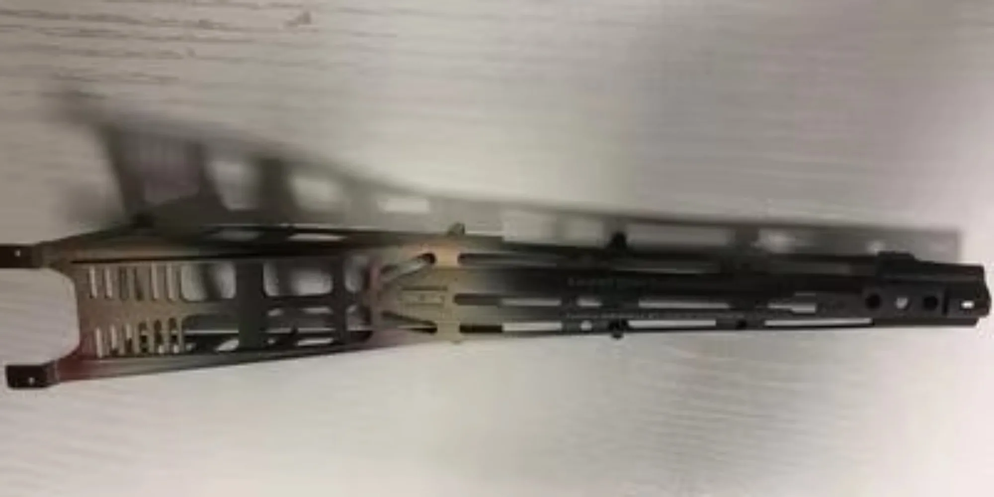 

Игрушечный вертолет с дистанционным управлением 9056 Shuangmasi Ah-64 Apache, похожий на настоящий вооруженный вертолет, с камуфляжным хвостовым оперением и фюзеляжем.