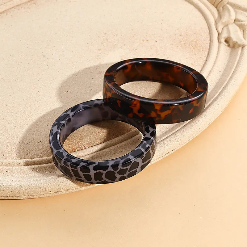 

Faionable Leopard Print Resin Bracelet for Women Slim round Sle Latest Trend Direct S from Europe And America