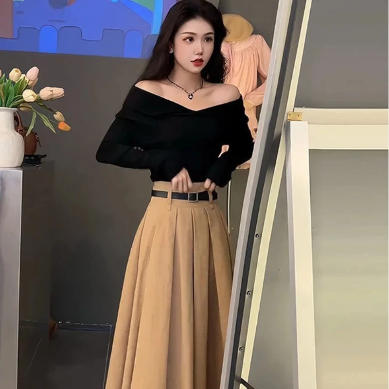 Fashion Set for Women in Spring and Autumn New Korean Version Off Shoulder Top Pleated Skirt Two-piece Set