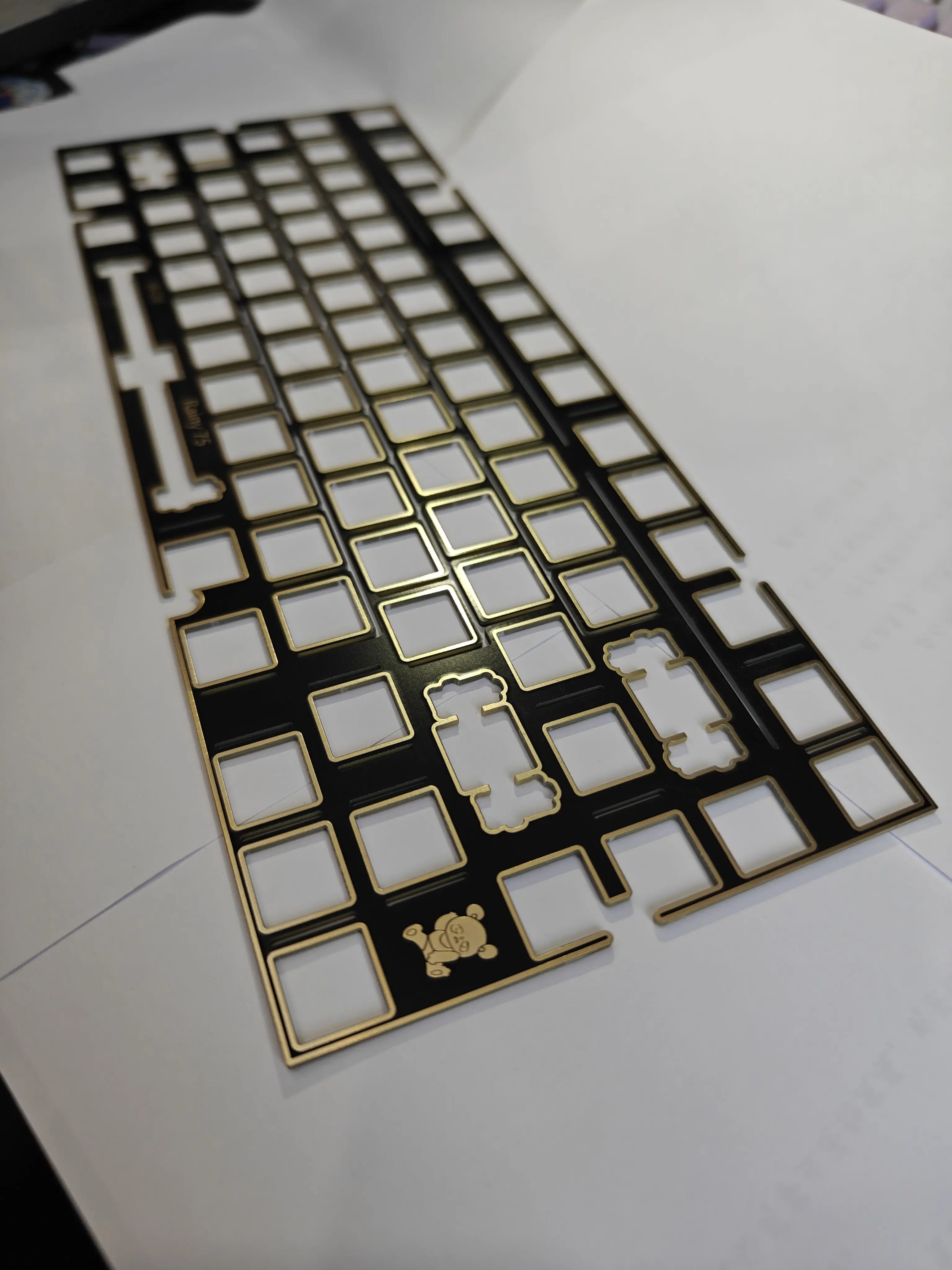 WOB Rainbow 75 Slotted Positioning Plate, Núcleo preto personalizado, Imersão Ouro, Placa de posicionamento FR4, Acessório de teclado mecânico