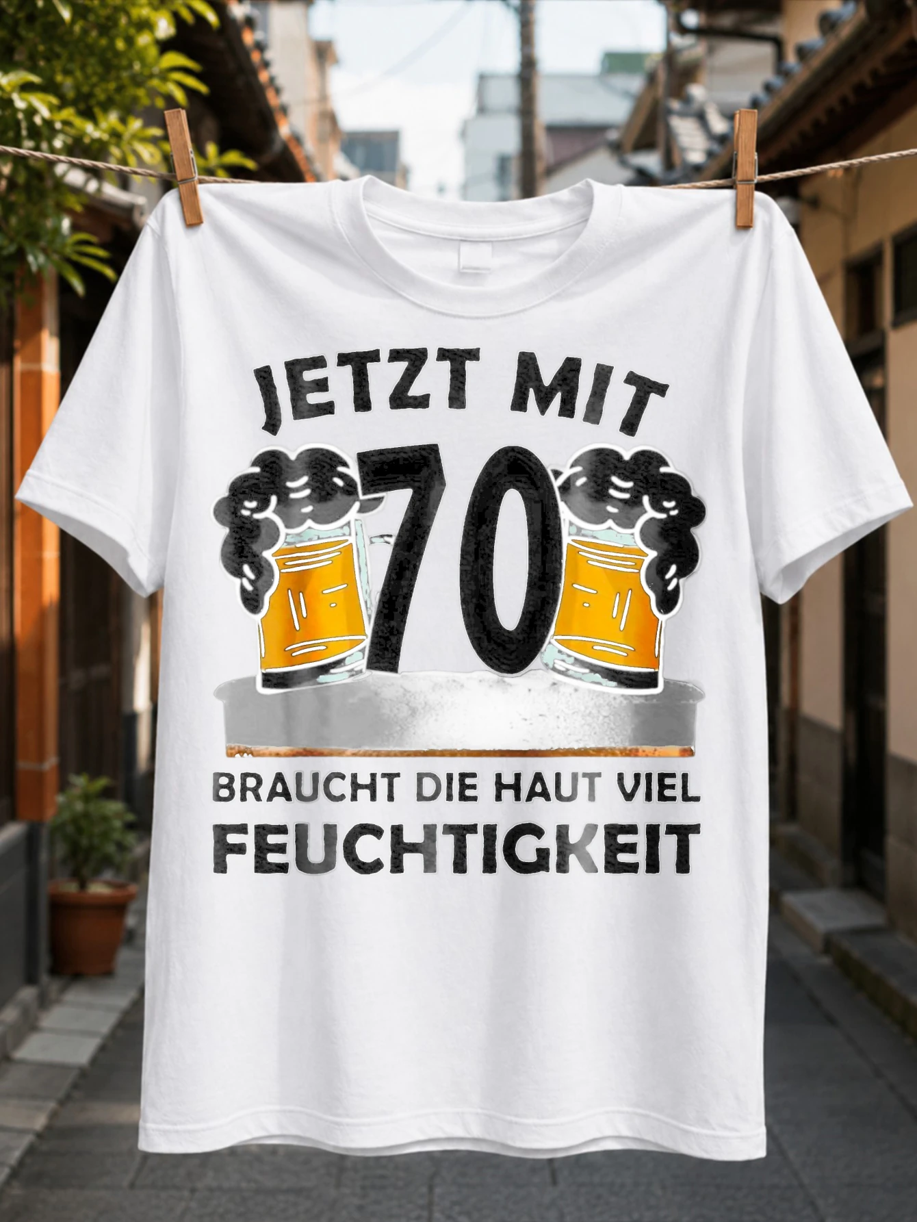 À 70 ans, la peau a besoin d'hydratation importante, T-shirt humoristique unisexe avec motif 'Grand nombre 70 avec deux bières moussantes'