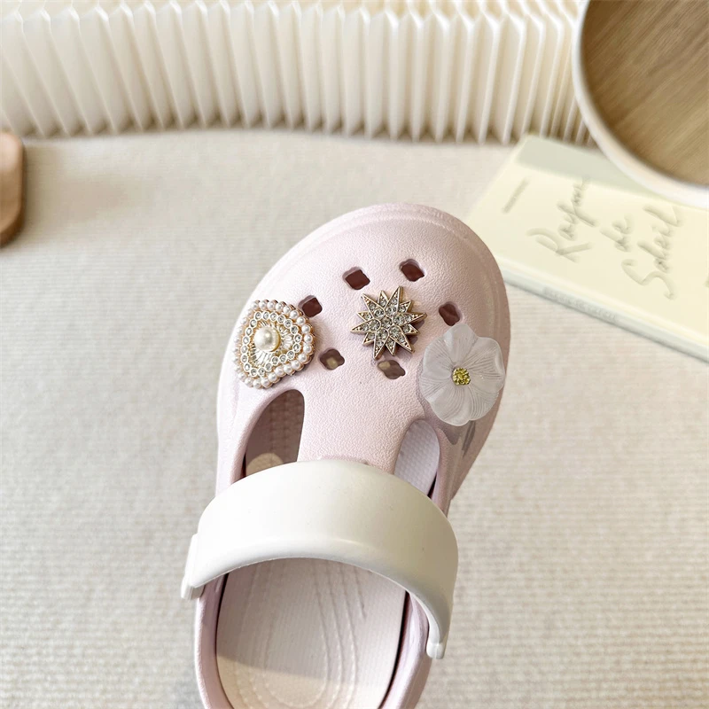 

Мультяшные сабо с цепочкой, кристаллами и цветами в форме сердца для мальчиков и девочек, семейные уличные тапочки, нескользящие, увеличивающие рост, с закрытым носком