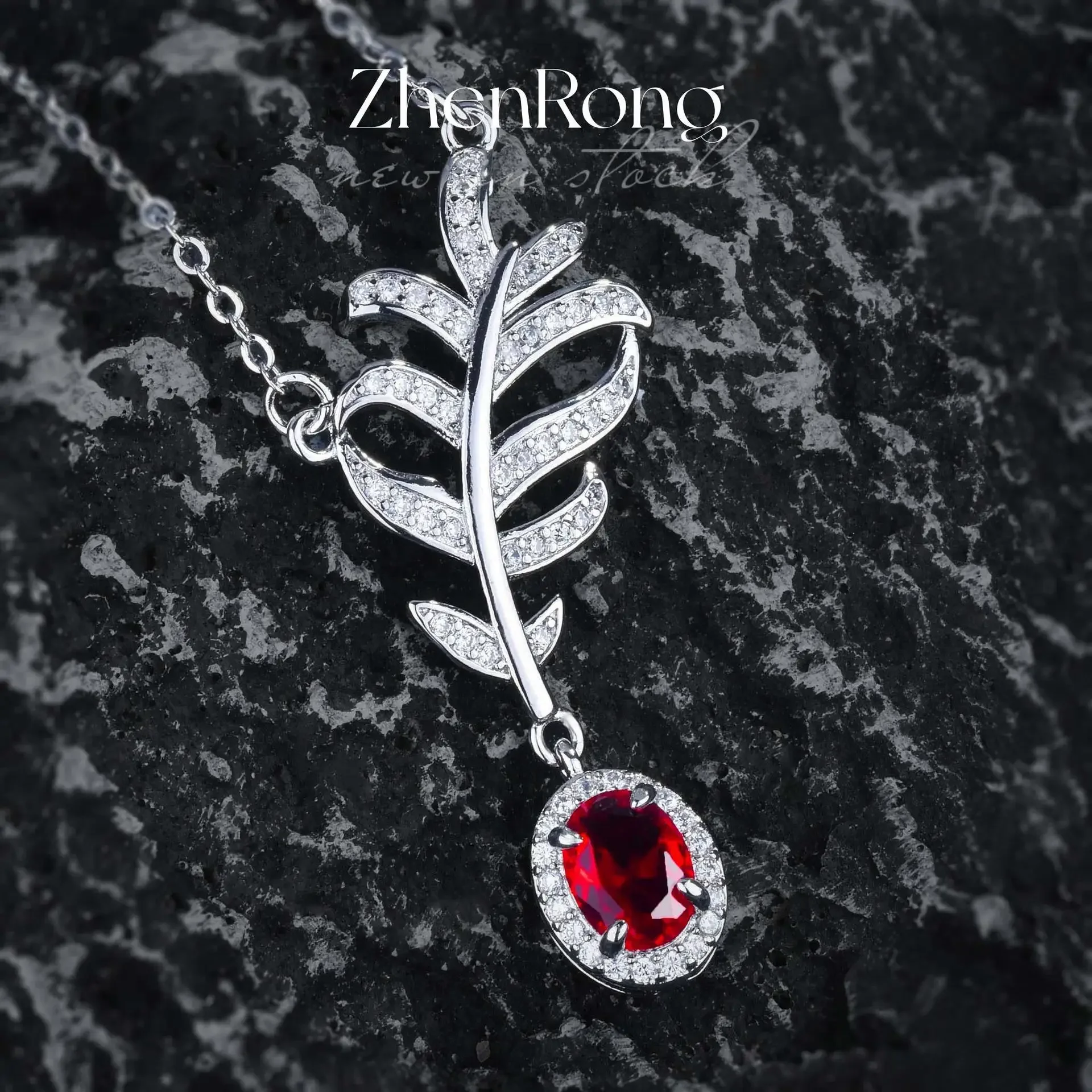 Neue Halskette aus S925 Sterlingsilber mit Taubenblut-Rubin und Blattmotiven, schicker, zierlicher Schmuck für den Alltag und besondere Anlässe. – Detail 7