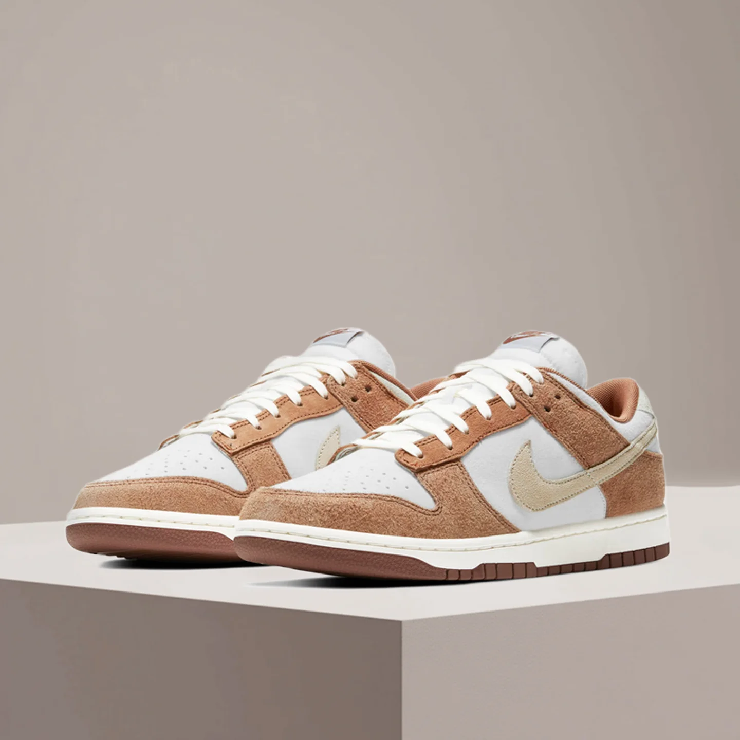 

Кроссовки Nike Dunk Low White/Brown Wheat Mocha Suede унисекс, низкие, классические, универсальные, повседневные, DD1390-100