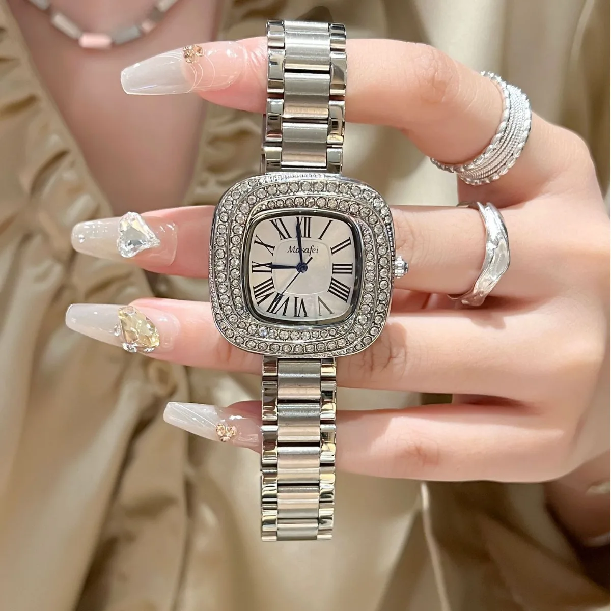 Classic Creative Design Watch Women Gold Womens Watches Bling Diamonds Elegant Exquisite Compact Quartz Ladies AAA Wristwatch