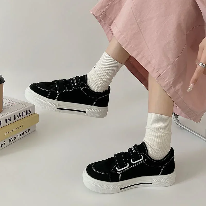 Zapatos blancos para mujer, zapatillas de lona versátiles con suela gruesa, diseño de cinta mágica de nicho, informales, Primavera, 2024