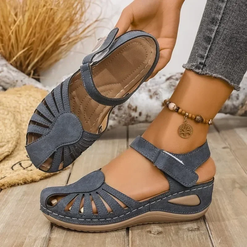 Nouvelles sandales compensées d'été pour femmes, sandales orthopédiques premium à bout ouvert, chaussures décontractées en cuir antidérapantes de style rétro pour femme