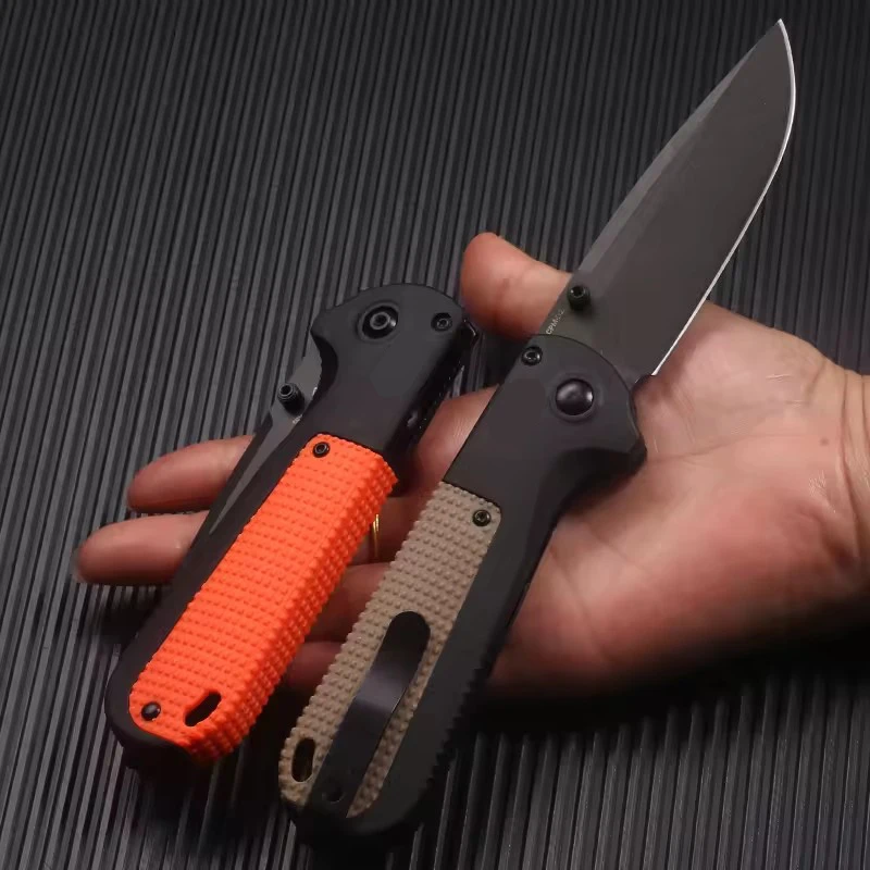 La maniglia bm 430 è realizzata in materiale polimerico e il coltello BM è posizionato come una cartella tattica a grandezza naturale, adatta per esterni