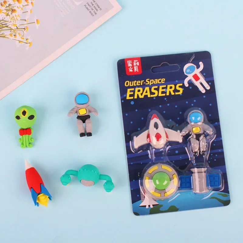 Rastgele 4 adet dış uzay silgi seti olmayan PVC Mini roket astronot Alien kauçuk kalem çocuklar için silgi hediye okul öğrenci