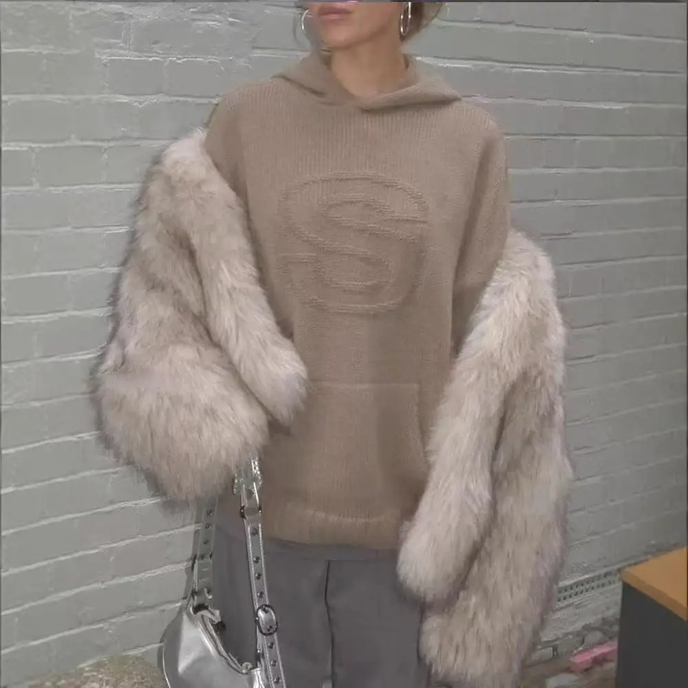 سترة سوداء فضفاضة بغطاء للرأس مفردة أوروبية أمريكية مشهورة مليئة بملمس حروف فريدة من نوعها عصرية ومتعددة الاستخدامات