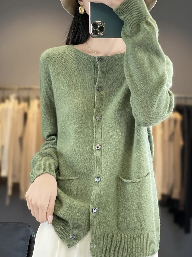 เสื้อคลุมคาร์ดิแกนไหมพรมถักแบบหลวม แขนยาว ทรงโอเวอร์ไซส์ สำหรับผู้หญิง ดีไซน์ช่วยให้ดูผอมเพรียว สไตล์ลำลอง เหมาะสำหรับใส่ไปทำงาน ผ้าเนื้อนุ่ม