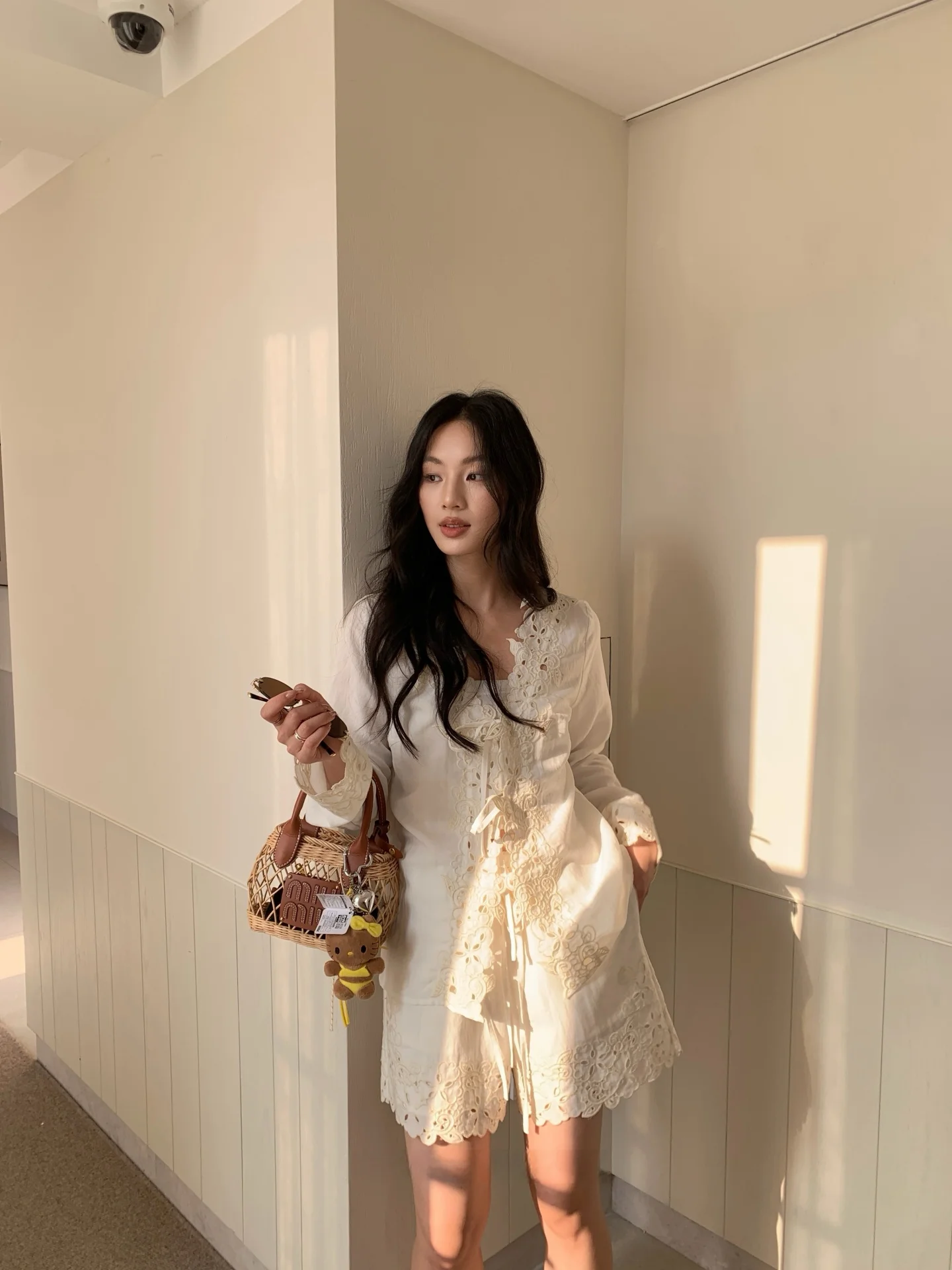 

Женская блузка с длинным рукавом в французском стиле с кружевом, новинка весна-лето, универсальный топ с поясом и отделкой для молодых девушек