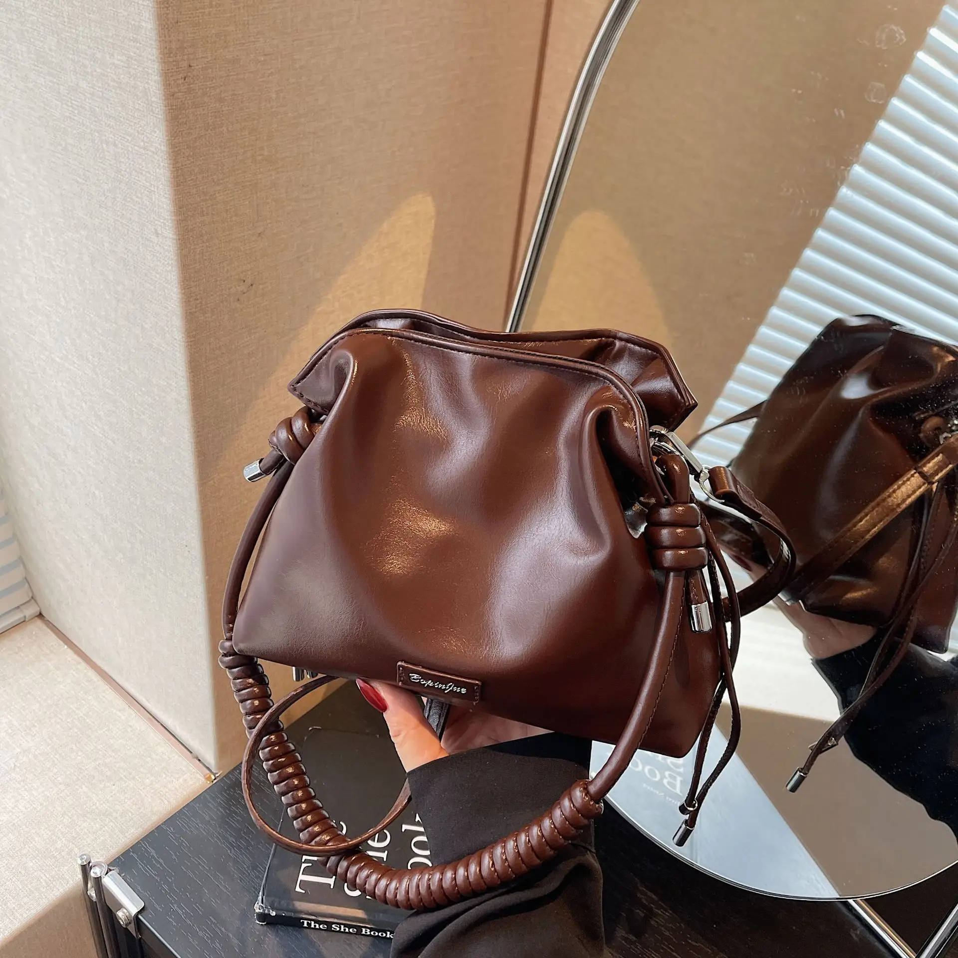 

Новинка 2023 года, женская сумка-ведро на шнурке, регулируемая сумка через плечо, винтажная мини-сумка с верхней ручкой, компактная и универсальная ​