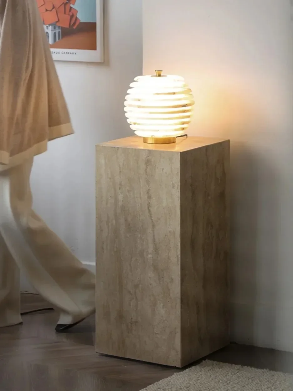 Huangdong stenen basisornament, stenen pijlerbasis van vloer tot plafond naast de tv-kast in de entree van de woonkamer