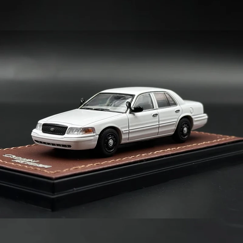 In Stock GOC 1:64 Crown Victoria Police White Diecast Diorama Car Model Toys