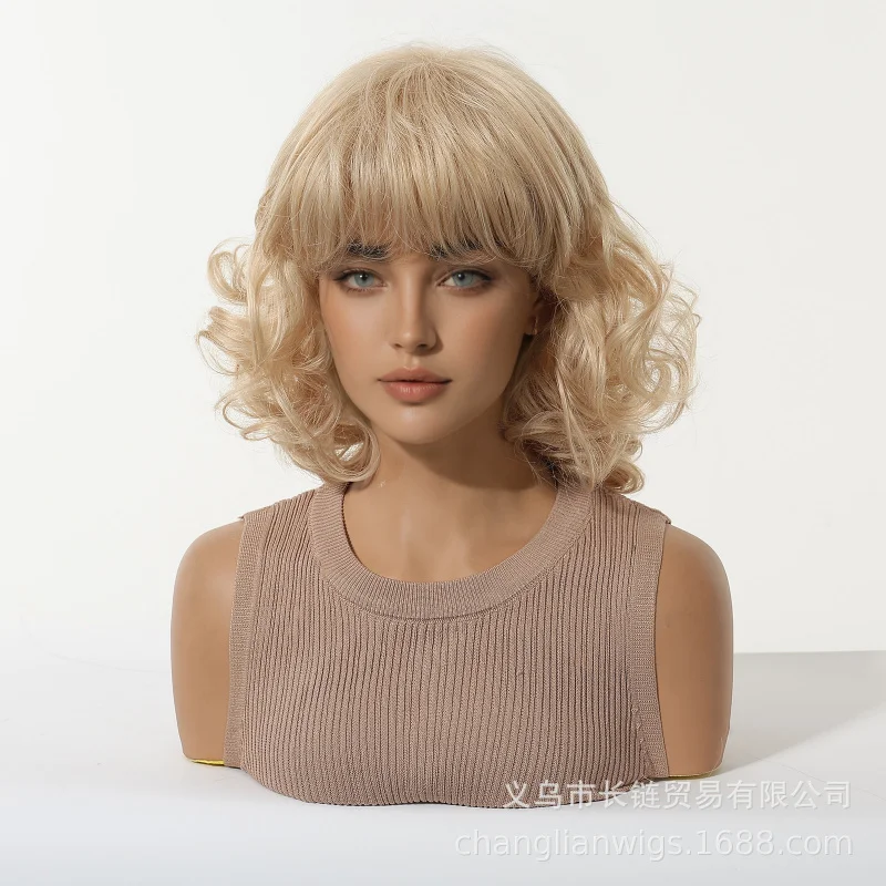 

Best-selling in Europe America, this golden curly wig with bangs and layered texture is naturally suitable for daily wear, m