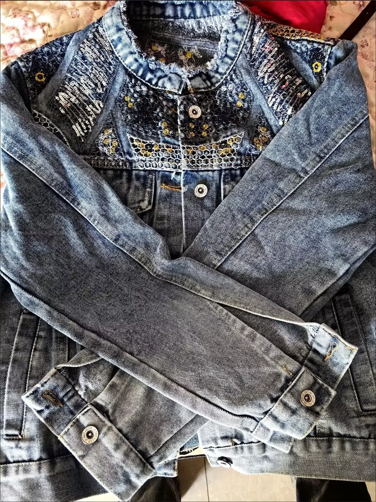 

Джинсовая куртка женская короткая, новинка 2023 года, весенне-осенняя корейская версия, свободная и стильная маленькая ароматная куртка с вышивкой пайетками