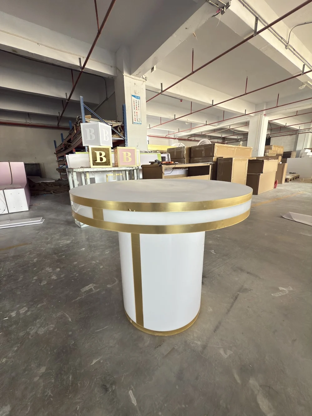 New Ideas Modern Luxury Triangle Gold Stainless Steel Mirror Glass Top Outdoor Hotel Wedding Dining Table