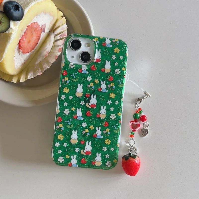 Miffy เคสโทรศัพท์ Kawaii ดอกไม้สีเขียว Miffy กระต่ายการ์ตูนเคสโทรศัพท์เหมาะสําหรับ Iphone 16 Pro Max นําจี้สตรอเบอร์รี่