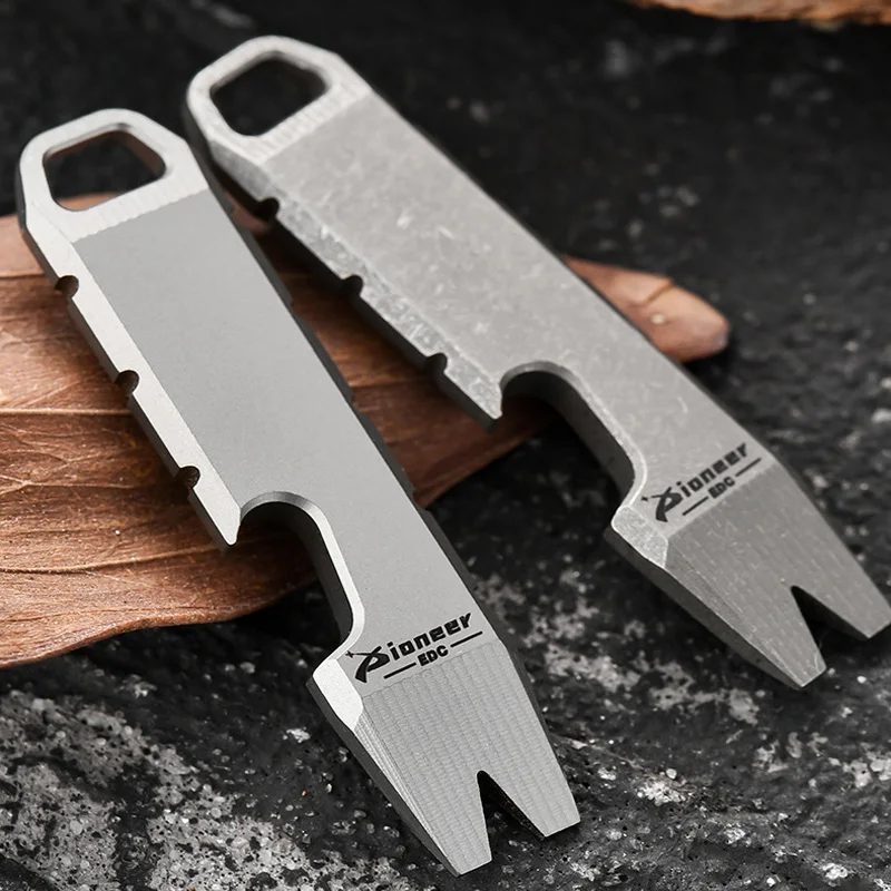 

Многофункциональная мини-креативная открывалка для бутылок, может повесить ключ, удобный титановый лом для наружной защиты, инструменты для самообороны для кемпинга