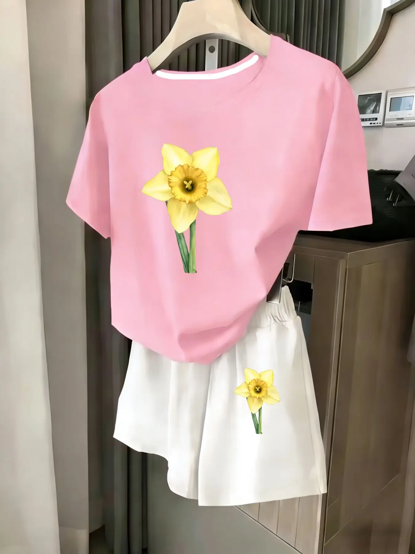 

Женский комплект из 2 предметов, летний комплект для пляжного отдыха, повседневная футболка с круглым вырезом и короткими рукавами, шорты с эластичной резинкой на талии, удобный костюм