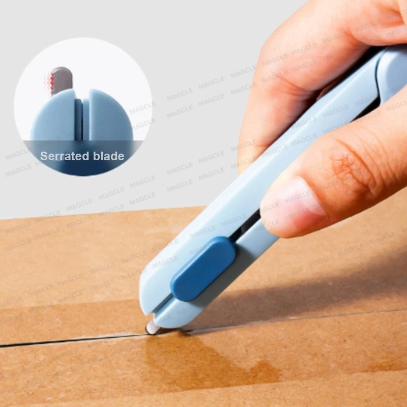 Deli 2 in 1 NS057 Forbici portatili Lama a dente di sega retrattile in acciaio inossidabile Punta angolare arrotondata di sicurezza Coltello per disimballaggio espresso