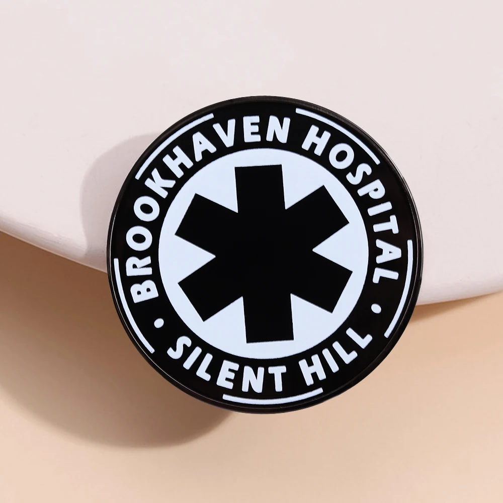 Klassische Brosche mit dem Logo des Brook Haven Hospital, ein Gaming-Accessoire, schwarz-weiß, rund, Anstecknadel, Geschenk für Spiele-Enthusiasten. – Detail 4