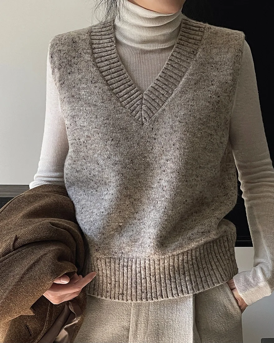 

Women's casual solid V-neck loose knit vest in autumn and winter