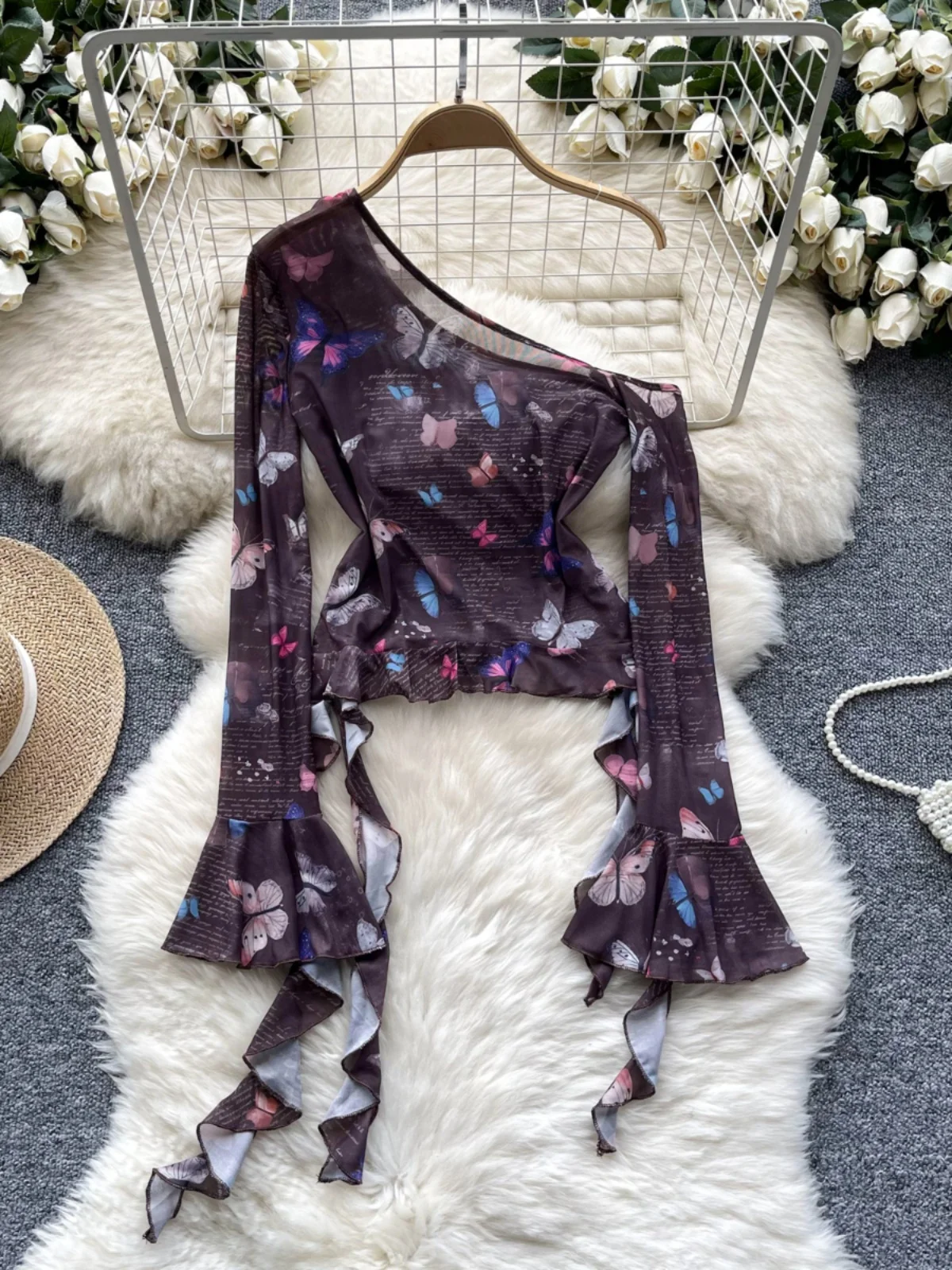 تي شيرت نسائي بأكمام طويلة على الطراز الأمريكي، تصميم مثير بياقة جانبية، كتف مكشوف، أكمام واسعة، تصميم نحيف مع طباعة شبكية عصرية