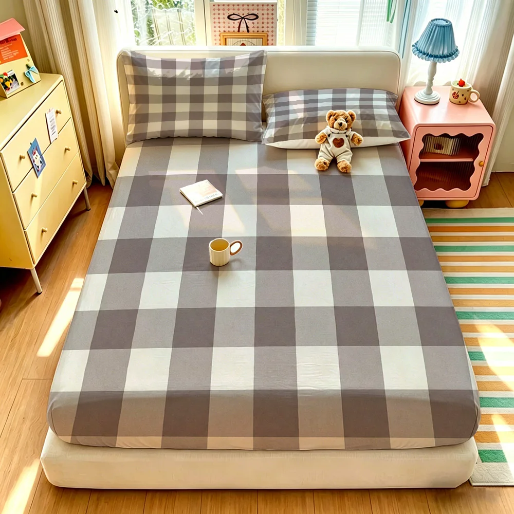 3 pieces of 90-gram polyester grey-white plaid patterned bedding sets, which are soft and comfortable to use