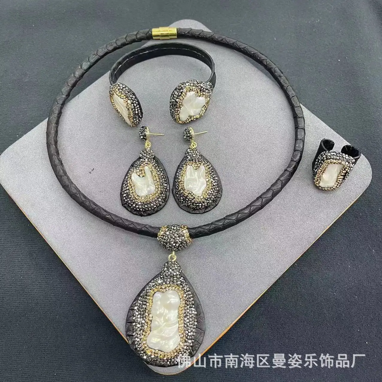 

Ore natural baroque special-shaped pearl snakeskin four-piece set, European fashion export popular jewelry factory direct sales